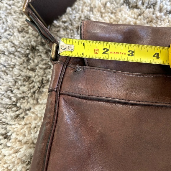 Coach legacy leather brown messenger bag, brass hardware, adjustable strap - Picture 15 of 16